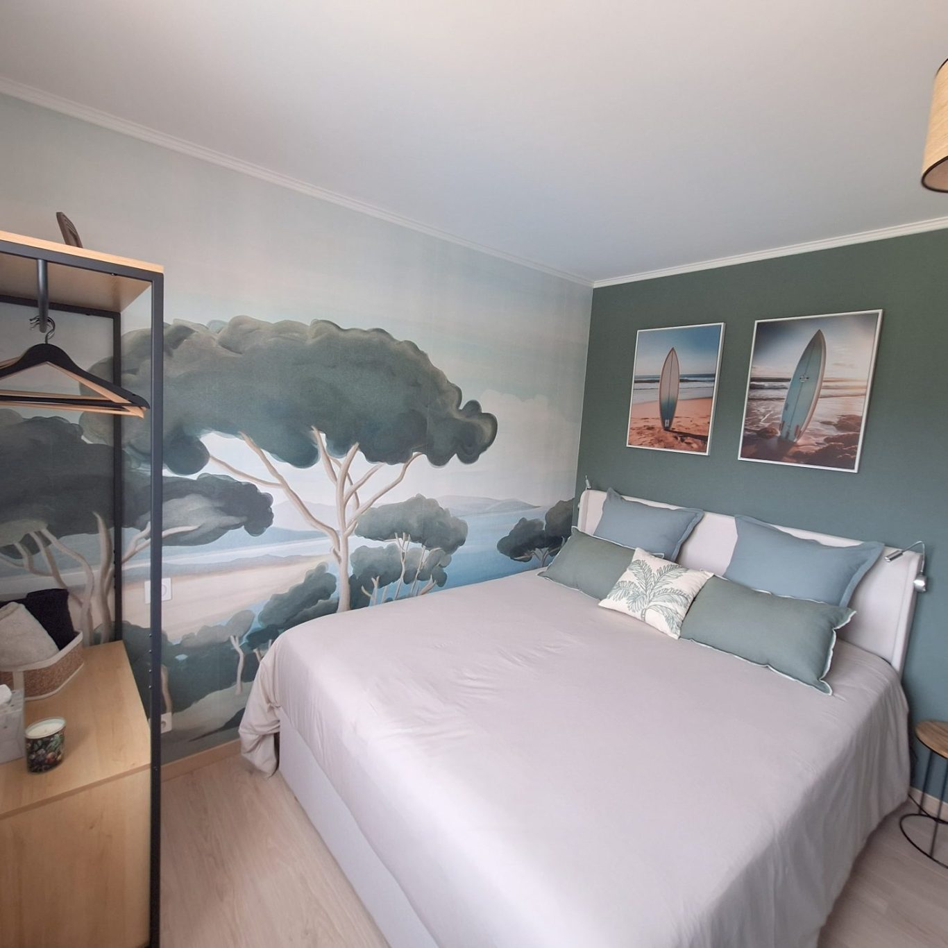 Dans un décor bord de mer,
découvrez cette chambre avec salle de bain attenante, lit de 160 et vue sur la piscine et le jardin.