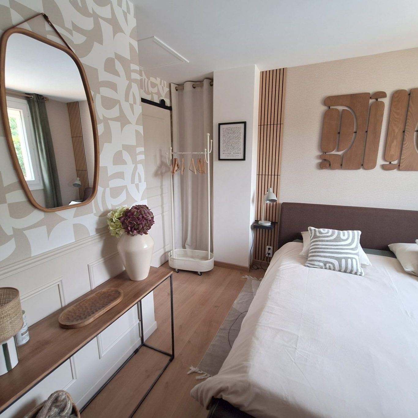 Chambre lumineuse avec salle de bain attenante, avec un lit de 160, un espace bureau, vue sur jardin et piscine